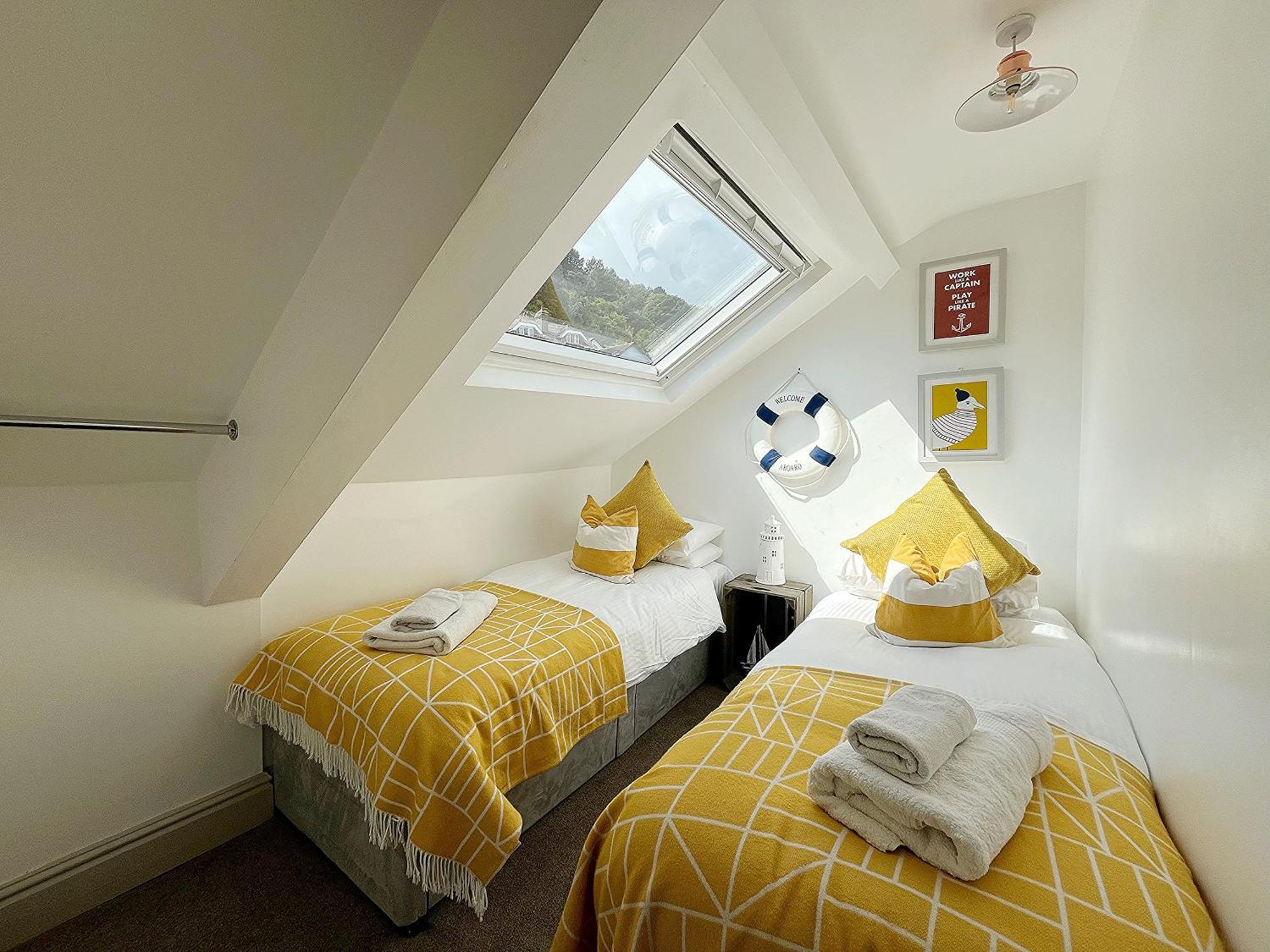 Nancie'S Place - Dartmouth Town Center With Private Parking - A Traditional Georgian Private Duplex Apartment - Beautifully Refurbished - Two Bedrooms, Bathroom, Kitchen And Lounge Diner Экстерьер фото